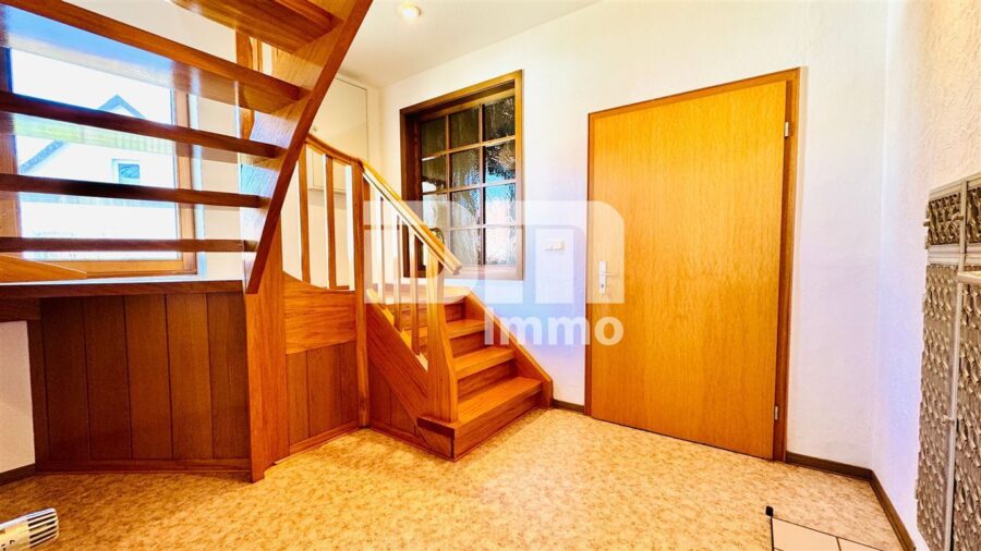 Großer Dreiseithof mit 2 bis 3 Wohneinheiten, 3 Nebengebäuden + großem Grundstück - OG Gebäudeteil 1 / Treppenaufgang